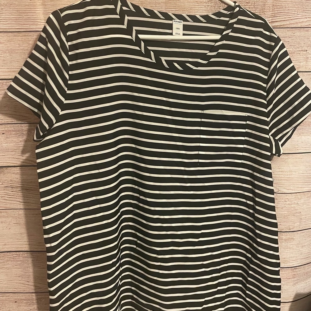 NWOT Women’s Old Navy blouse like tee. Large. Stripe black and white.